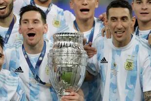 El argentino Lionel Messi, a la izquierda, y su compañero Angel Di María celebran con sus compañeros tras vencer 1-0 a Brasil en la final de la Copa América, cuya obtención se conmemorará hoy