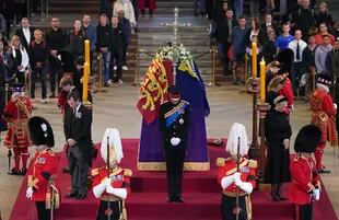 Todos los nietos de Isabel II, con el príncipe Guillermo en el centro, rodean el féretro de la reina en la vigilia ceremonial reservada para ellos en Westminster Hall