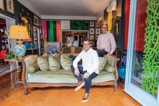 Dos coleccionistas convirtieron su departamento en un museo de arte privado