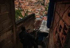 Inflables y granadas: las pandillas debilitan el poder de Maduro en su bastión