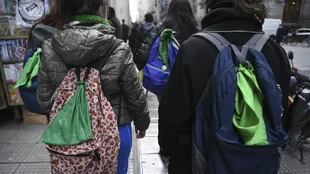 En las calles de Argentina es frecuente ver el pañuelo verde, símbolo de la ley de despenalización del aborto. Algunas mujeres que lo mostraban fueron atacadas.