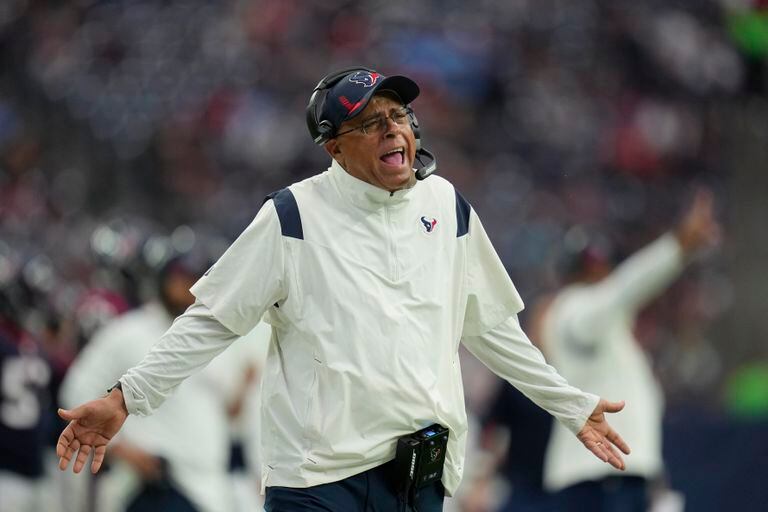 David Culley, entrenador en jefe de los Texans de Houston, protesta una decisión arbitral durante el partido del domingo 9 de enero de 2022, ante los Titans de Tennessee (AP Foto/Eric Christian Smith)