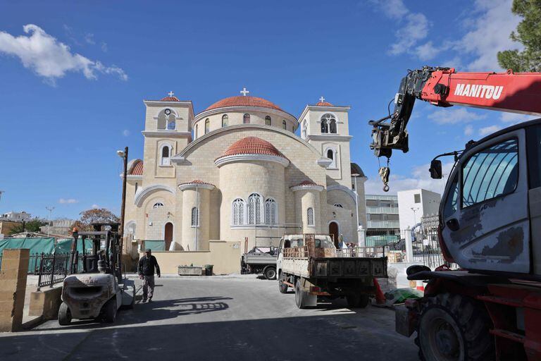 Trabajos afuera de la catedral Varnava de Nicosia, donde el Papa asistirá a una ceremonia
