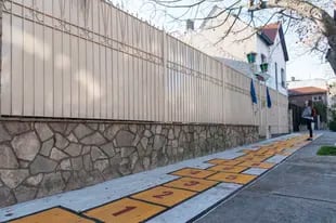 Sobre la vereda, Bañares pintó una rayuela de 17 metros de largo, para que tanto los estudiantes de los colegios de la zona como también los adultos se diviertan

