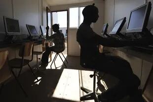 Un centro de Internet en Nairobi, Kenia, que funciona con energía solar. Desarrollada en 1989 por Tim Berners-Lee, la World Wide Web logró ir más allá del ámbito académico y se extendió por todo el mundo