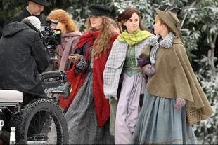 De izquierda a derecha: Eliza Scanlen como Beth, Saoirse Ronan como Jo, Emma Watson como Meg, y Florence Pugh como Amy