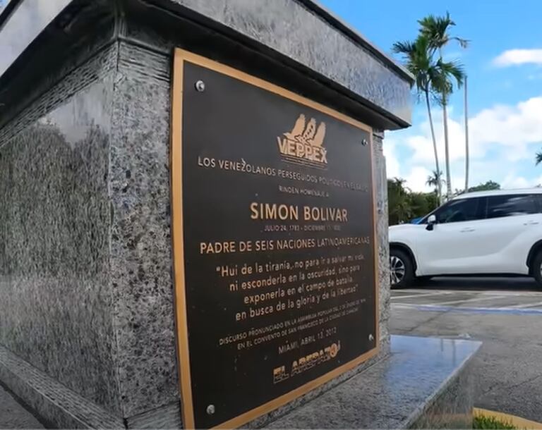Doral hasta cuenta con una estatua en honor a Simón Bolívar
