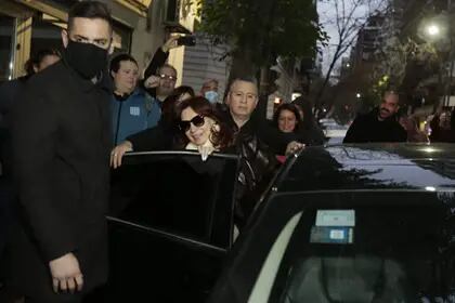 Salida de la vicepresidenta Cristina Fernández de Kirchner de su departamento en el barrio de Recoleta