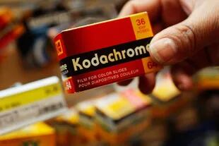 Una vendedora sostiene una caja de película Kodachrome el 22 de junio de 2009 en una tienda de electrónica, en el bajo Manhattan, en Nueva York