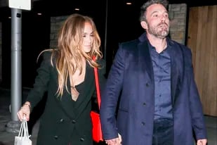La relación entre Jennifer Lopez y Ben Affleck progresa día a día, en breve podrían mudarse a una mansión ubicada en Los Ángeles y hasta se habla de casamiento.
Foto © 2022 Backgrid/El Grupo Grosby