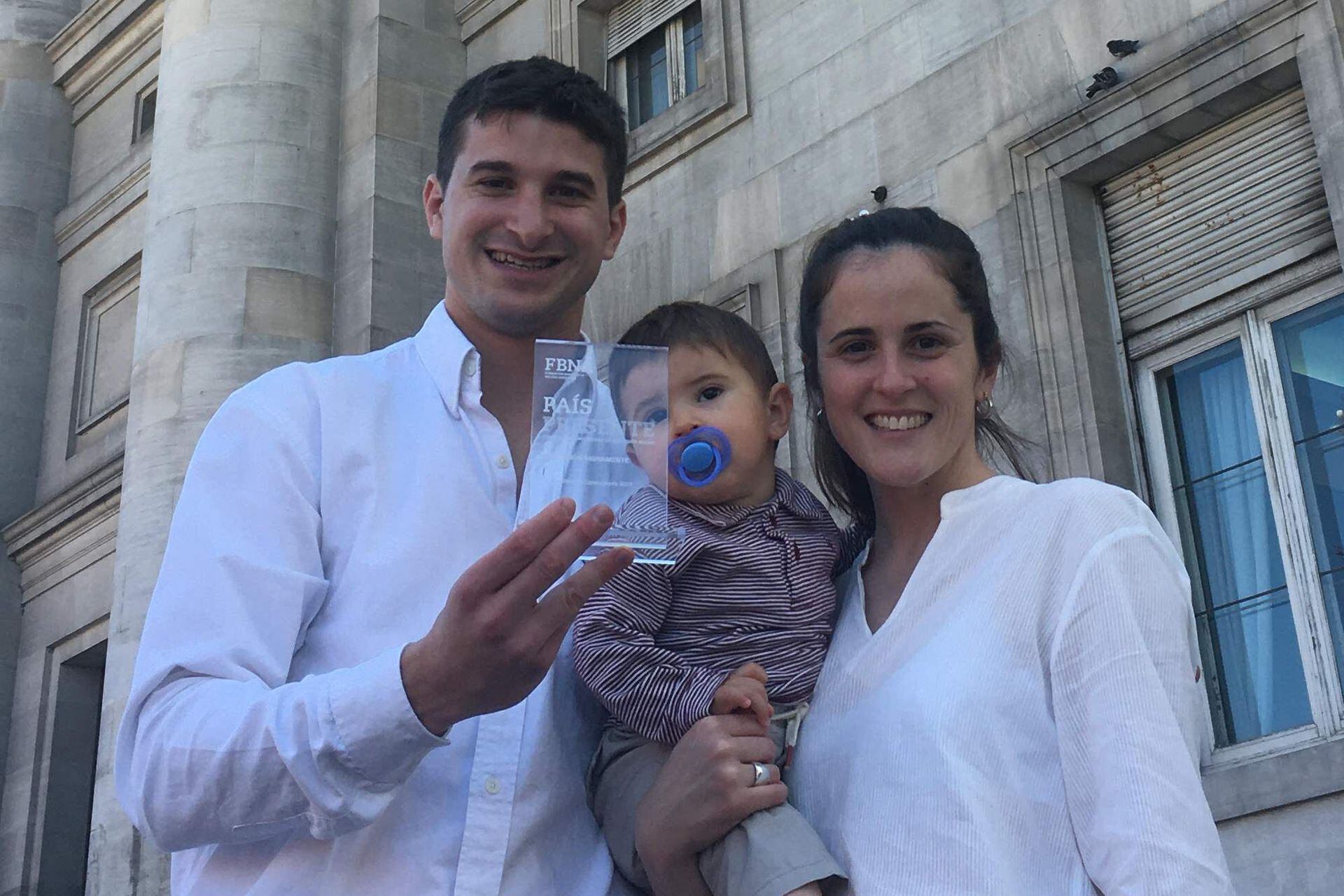 María Soledad y Heriberto junto a su bebé, Agustino, hace unos días en la entrega de los premios "País Presente 2019", donde recibieron una distinción