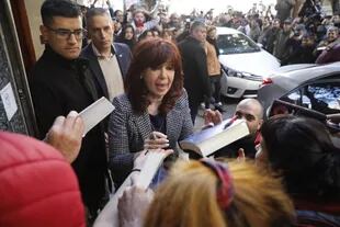 Cristina firma autógrafos al retirarse de su domicilio en Recoleta