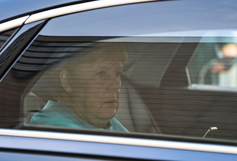 La canciller alemana, Angela Merkel, llega a la sede de la Unión Demócrata Cristiana (CDU) en Berlín el 26 de septiembre de 2021 durante las elecciones generales alemanas. (Foto de Ina Fassbender / AFP)