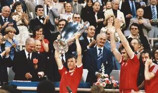 El capitán de Nottingham Forest, John McGovern, levanta el trofeo después de ganar la Copa de Europa de 1979 ante Malmo, en el Estadio Olímpico de Múnich
