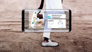 Bixby es un asistente inteligente que fue desarrollado por Viv, capaz de reconocer un modelo de una zapatilla mediante la cámara del celular. Viv es una firma que adquirió Samsung en 2016