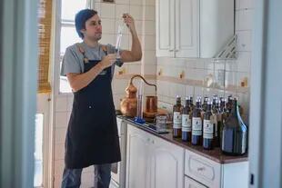 Agustín Sánchez elabora el gin Granadero en la cocina de su casa, en Recoleta