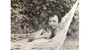 Juan José Saer con su hija. Gentileza: Clara Saer
