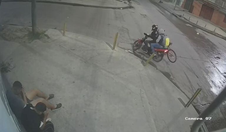 Asaltaron a dos jóvenes, les robaron todo y se llevaron una bicicleta a bordo