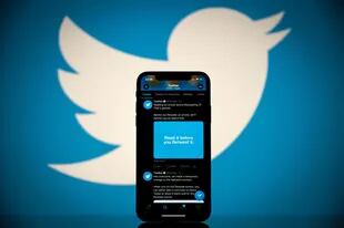 Una vista del logotipo de la empresa estadounidense de redes sociales Twitter en la pantalla de un smartphone