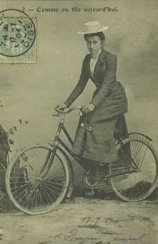 La imagen de Anne Londonderry en bicicleta se difundió por el mundo, también en postales.
