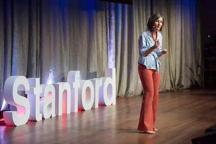 Lembke durante una charla Ted en la Universidad de Stanford. "Cuanto más exponemos a nuestro cerebro a una determinada droga, más tenemos que seguir consumiendo para sentirnos bien", afirma