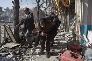 La ola de ataques desangra a Afganistán: 95 muertos por una ambulancia bomba