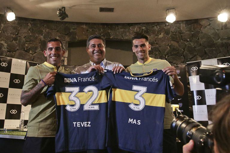 Daniel Angelici en enero de 2018, cuando presentó a Carlos Tevez y Emmanuel Mas, dos de los últimos refuerzos