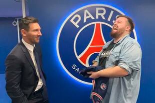 El streamer transmitió en vivo la llegada de Lionel Messi al PSG