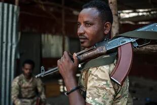 Un miembro de las Fuerzas Especiales de Amhara mira mientras sostiene su rifle en el 5to Batallón del Comando Norte del Ejército de Etiopía en Dansha, Etiopía, el 25 de noviembre de 2020