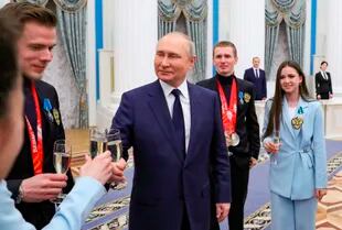 El presidente Vladimir Putin, con atletas rusos en el Kremlin. (Mikhail Klimentyev, Sputnik, Kremlin Pool Photo via AP)
