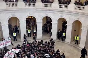 Manifestantes propalestinos protestan dentro del Capitolio de EE.UU. y piden un cese al fuego: hay detenidos