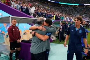 El saludo de Lionel Scaloni y 'Tata' Martino antes del partido entre México y la Argentina en el Mundial Qatar 2022
