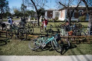 Bicicletas sin candado, una postal que sorprende a los que llegan a los pueblos