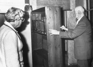 Otto Frank le enseña a la reina Juliana el escondite familiar, durante la conmemoración del 50 aniversario del nacimiento de Ana Frank