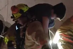 Los bomberos rescataron vivo a un niño de entre los escombros del edificio en Miami