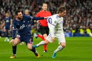 Messi, en función defensiva: aquí, con falta sobre Luka Modric 