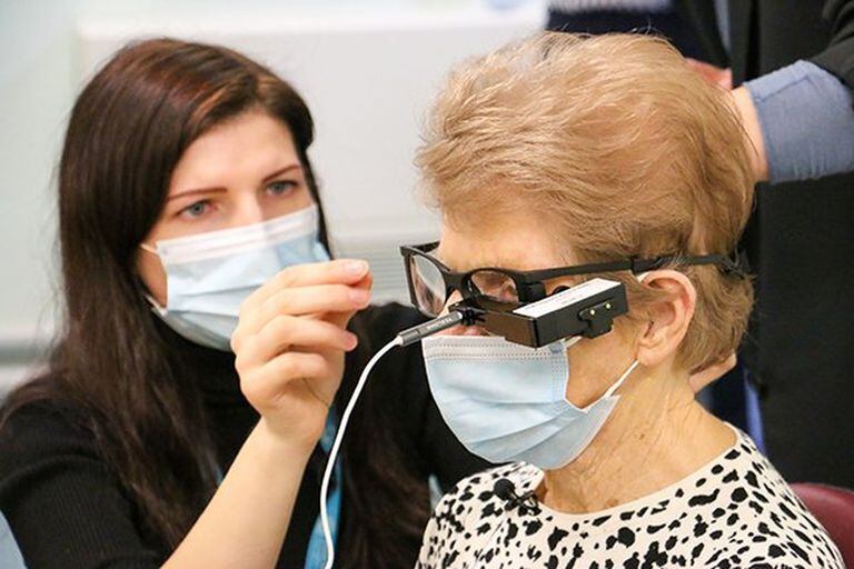 Una mujer recupera parcialmente la vista gracias a un chip implantado en su retina