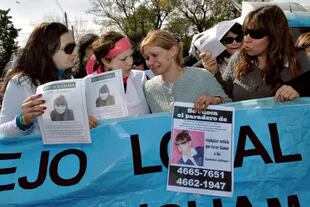 Carola Labrador, madre de Candela Sol Rodríguez, junto a vecinos y amigos, reclamando por la aparición de su hija en 2011; el cuerpo de la menor fue encontrado a la vera de la autopista del Oeste
