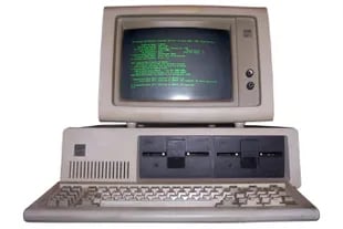 Una de las primeras PC originales de IBM. El venerable armatoste era miles de veces más lento que un celular de hoy
