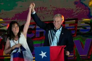 El candidato presidencial del Partido Republicano, José Antonio Kast, habló ante sus partidarios acompañado de su esposa María Pía Adriasola