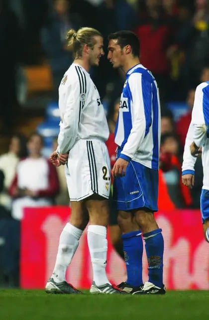 David Beckham y Lionel Scaloni, cara a cara después de una falta en Real Madrid - La Coruña, en 2003.