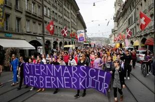 Miles de mujeres se manifiestas en Zurich.