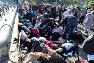 Muertos, heridos y sobrevivientes en un mismo tumulto tras el atentado de ayer en la estación de trenes de Ankara