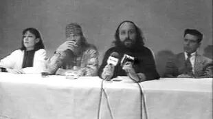 Daniel Grimbank junto a los Guns en conferencia de prensa tras el allanamiento de 1993: "Nos quisieron hacer una cama"