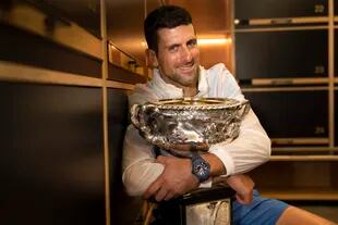 Intimidad: Novak Djokovic abraza la copa Norman Brookes Challenge en el vestuario del Melbourne Park