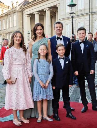 Los príncipes Federico y Mary de Dinamarca con sus cuatro hijos. El príncipe Christian, que, al igual que la princesa Leonor, cumple 14 años este mes de octubre; la princesa Isabella, y los dos mellizos, los príncipes Vincent y Josephine.