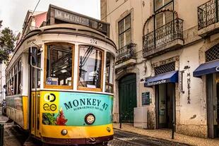 En Lisboa las calles son muy angostas y en su parte antigua se destacan los tranvías.