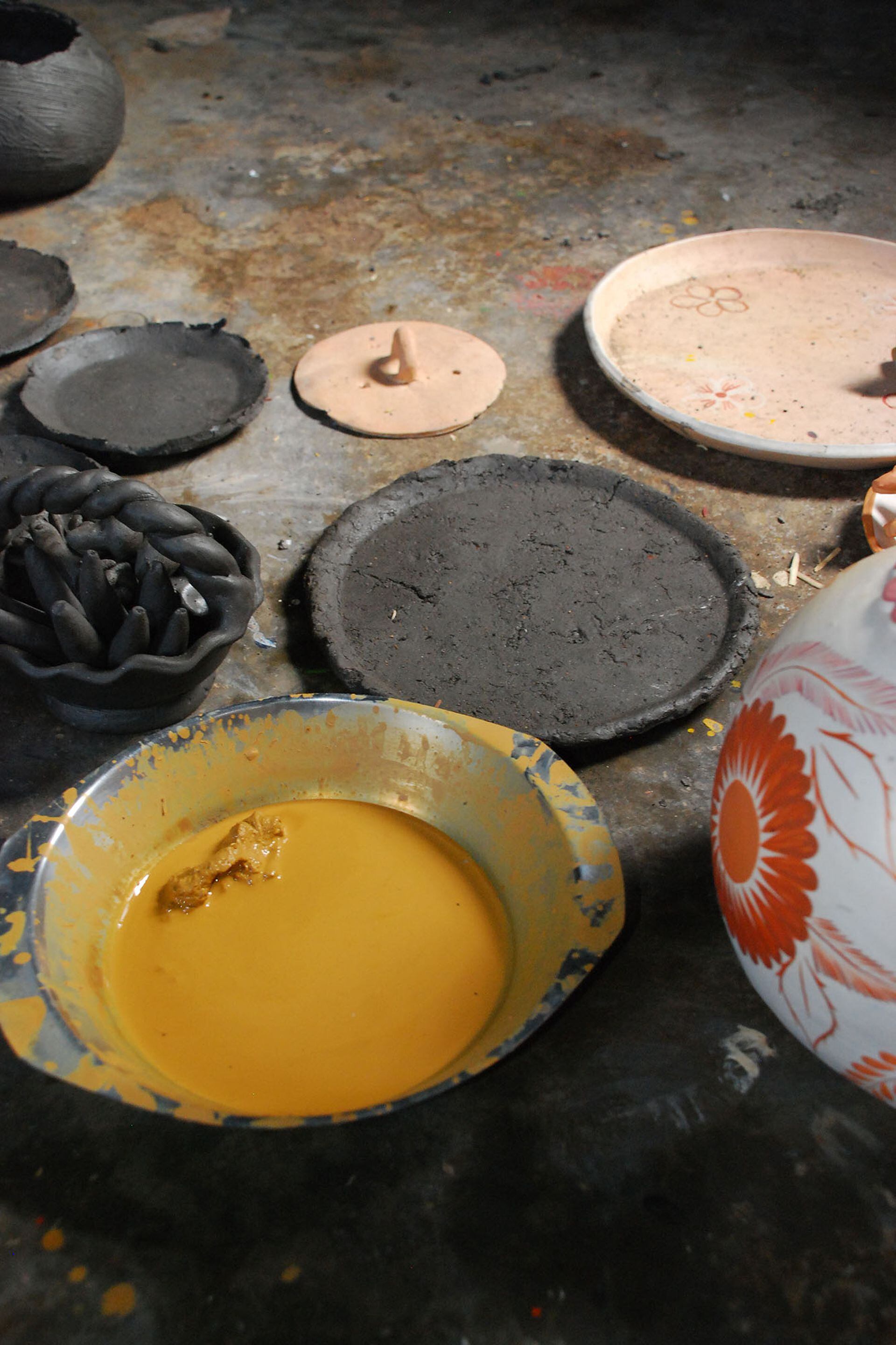 Los "oleios" o pigmentos naturales con los que las artesanas pintan sus figuras.