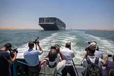 Más de 100 días después de paralizar el comercio global, el Ever Green salió del Canal de Suez