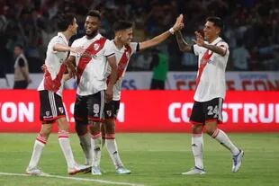 Nacho Fernández, Borja, Solari y Enzo Pérez celebran el gol de River